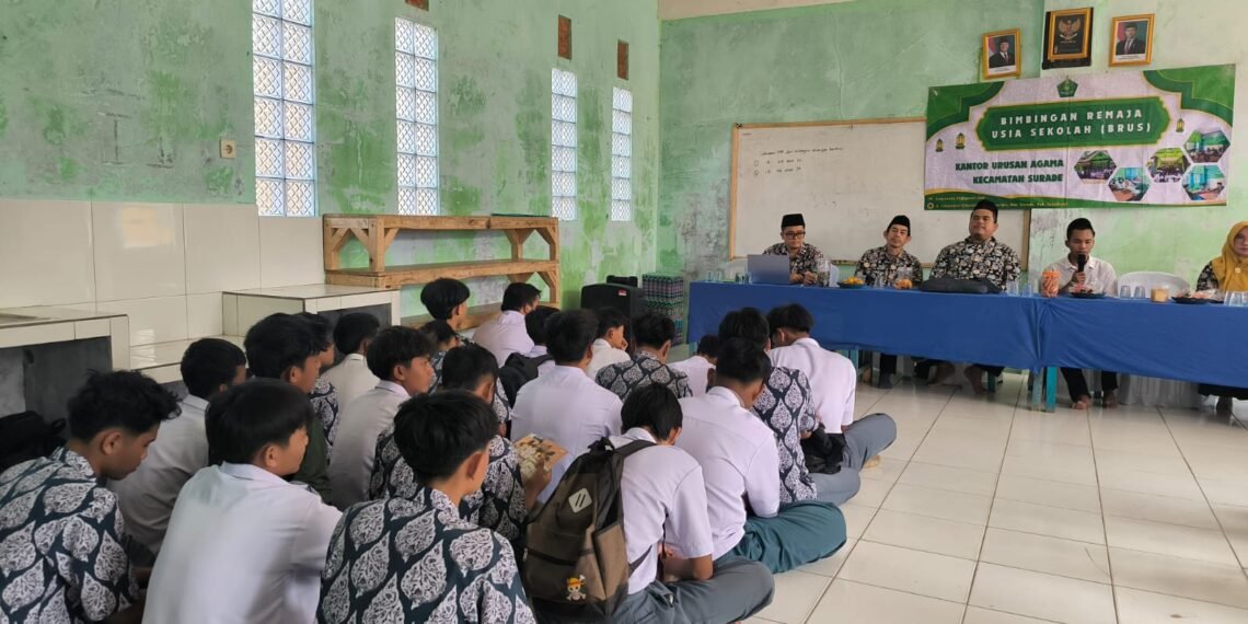 KUA Surade Berikan Bimbingan Remaja Usia Sekolah di MA Sirojul Umah