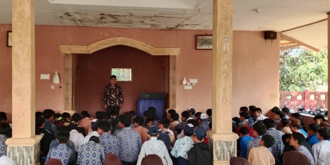 Penyuluh KUA Lengkong Bimbing Siswa SMPN 1 Lengkong Belajar Baca Tulis Al-Qur’an