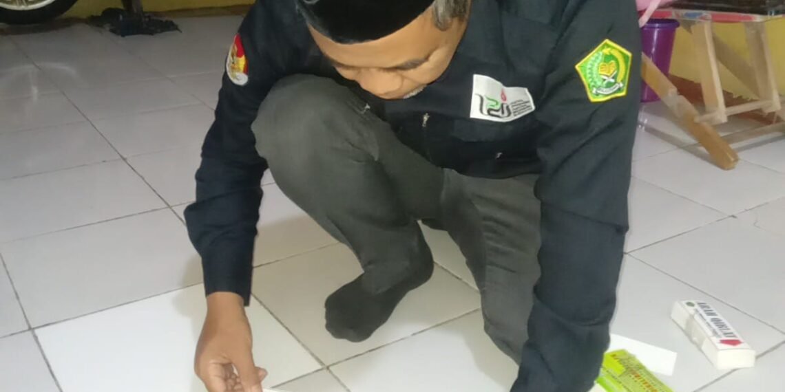 Penyuluh KUA Cibadak Bantu Warga Kalibrasi Arah Kiblat Rumah