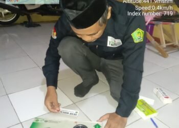 Penyuluh KUA Cibadak Bantu Warga Kalibrasi Arah Kiblat Rumah