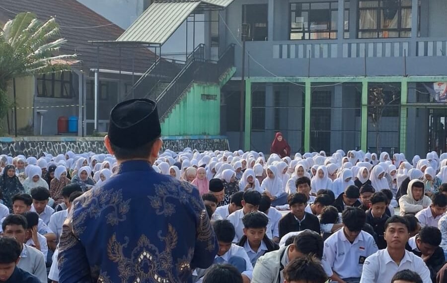 Kultum di SMA Negeri 1 Lengkong, Penyuluh KUA Lengkong Ajak Siswa Seimbangkan Cita-Cita Dunia dan Akhirat