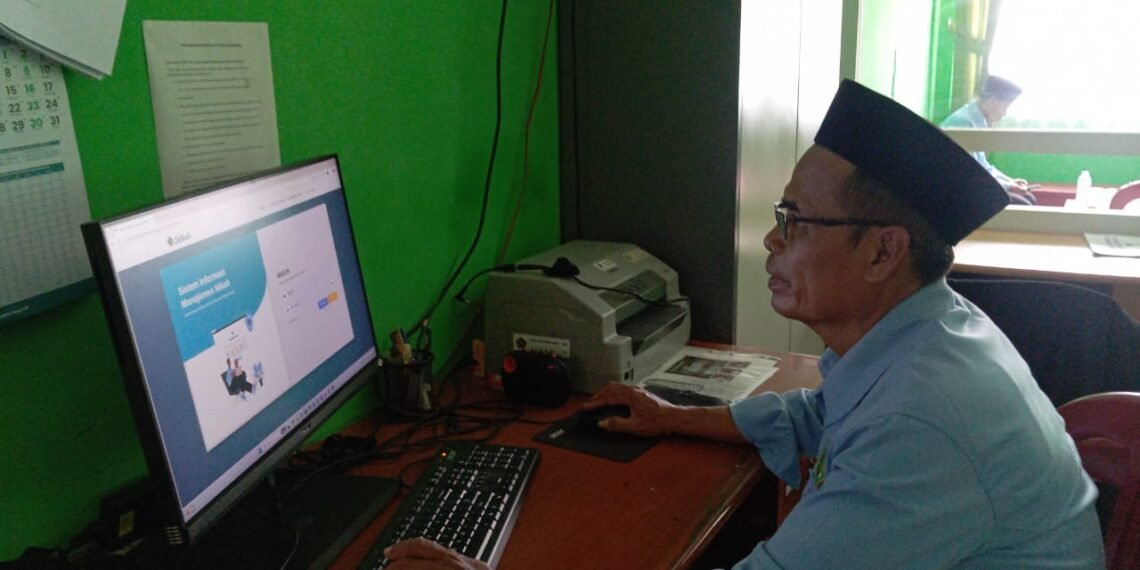 Operator KUA Cibitung Validasi Data Catin melalui SIMKAH 4.0