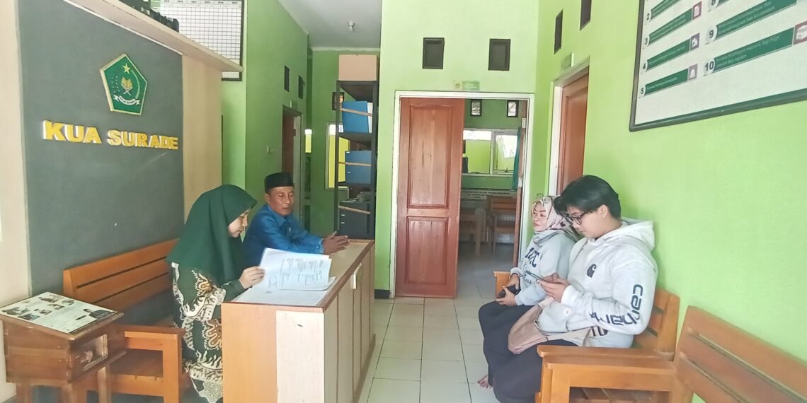 Penghulu KUA Surade Tekankan Tertib Administrasi Nikah dan Ajak Catin Peduli Lingkungan