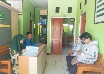 Penghulu KUA Surade Tekankan Tertib Administrasi Nikah dan Ajak Catin Peduli Lingkungan