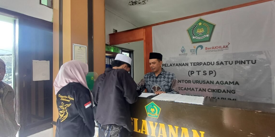 Pelaksana KUA Cikidang Layani Masyarakat dengan Informasi yang Jelas
