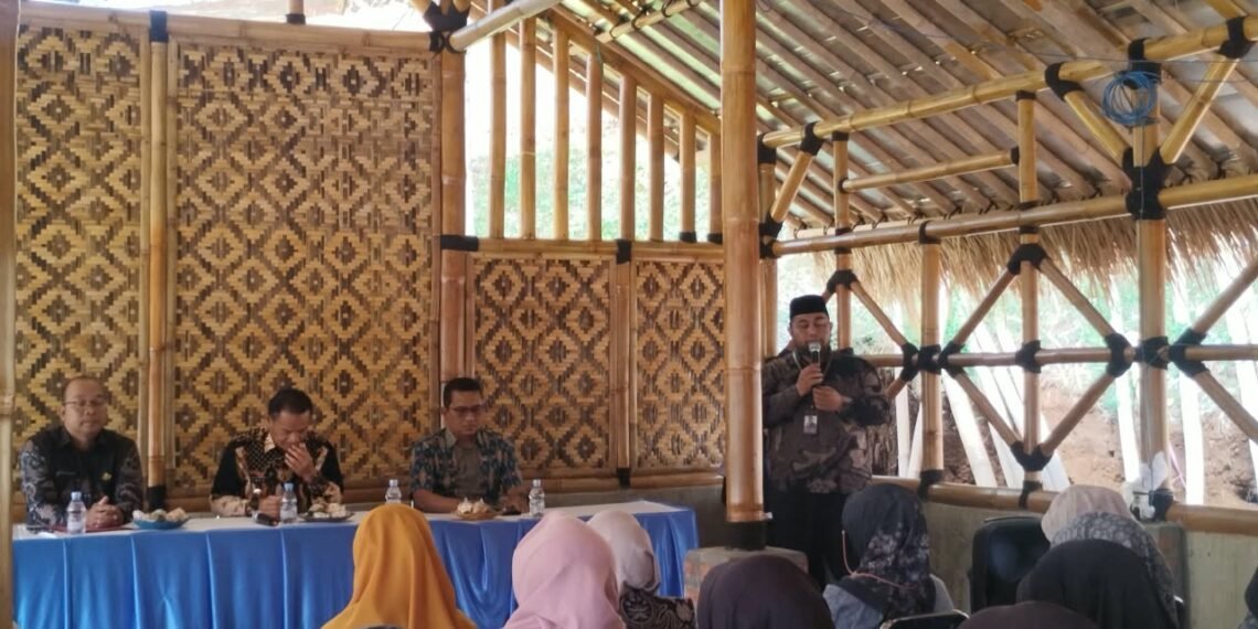 Penyuluh Agama KUA Cikidang Pimpin Doa pada Pembubaran Panitia PHBN