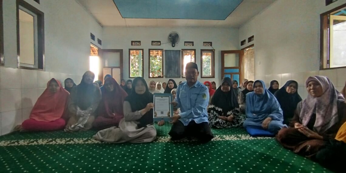 Perkuat Administrasi Majelis Taklim, Penyuluh KUA Kabandungan Serahkan SKT Nurul Hikmah 2