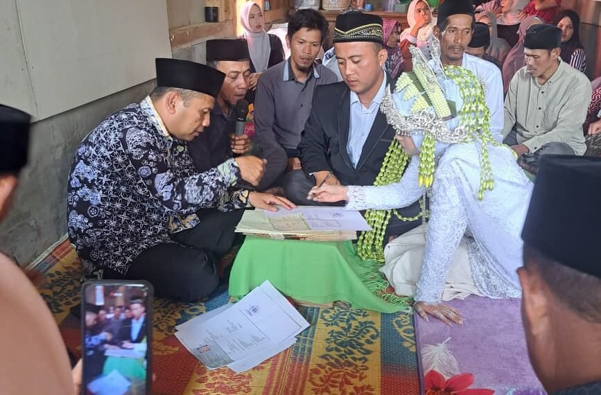Penghulu KUA Lengkong Pandu Ijab Kabul, Tekankan Komitmen Membangun Keluarga Harmonis