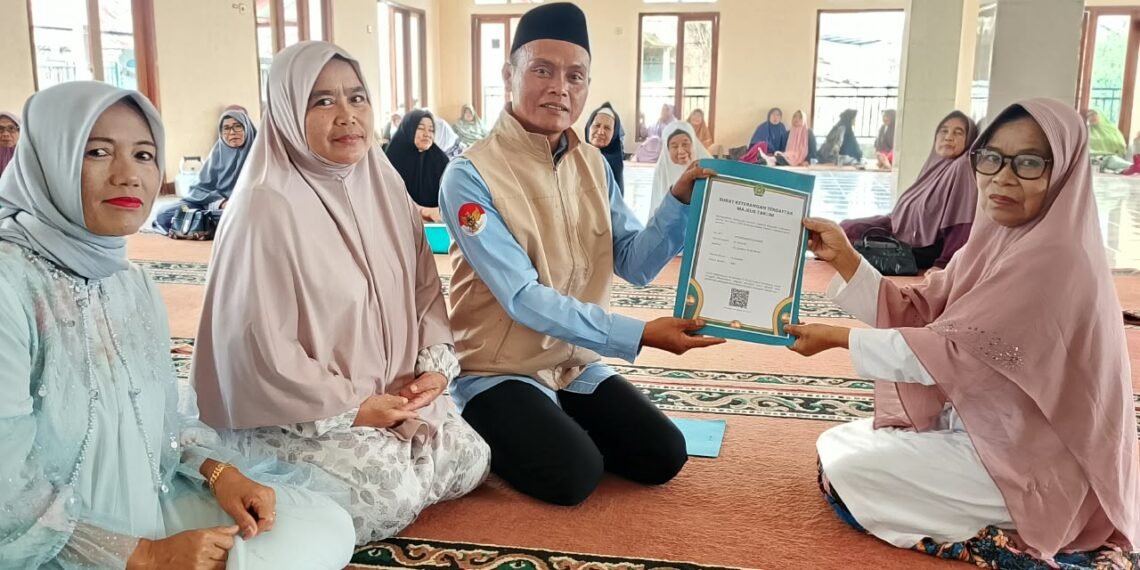 Dukung Tertib Administrasi Keagamaan, Penyuluh KUA Kabandungan Serahkan SKT Majelis Taklim Al-Ikhlas Cipeuteuy