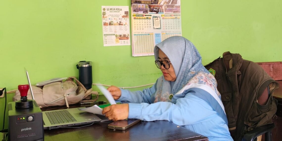 KUA Ciracap Periksa Kelengkapan Dokumen Permohonan Rekomendasi Nikah