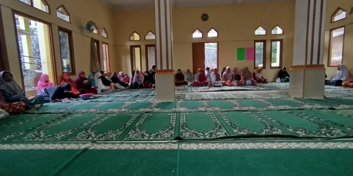 Sosialisasikan Sadar Wajib Halal, Penyuluh KUA Kabandungan Bina Jemaah Majelis Taklim Raudhatul Karim