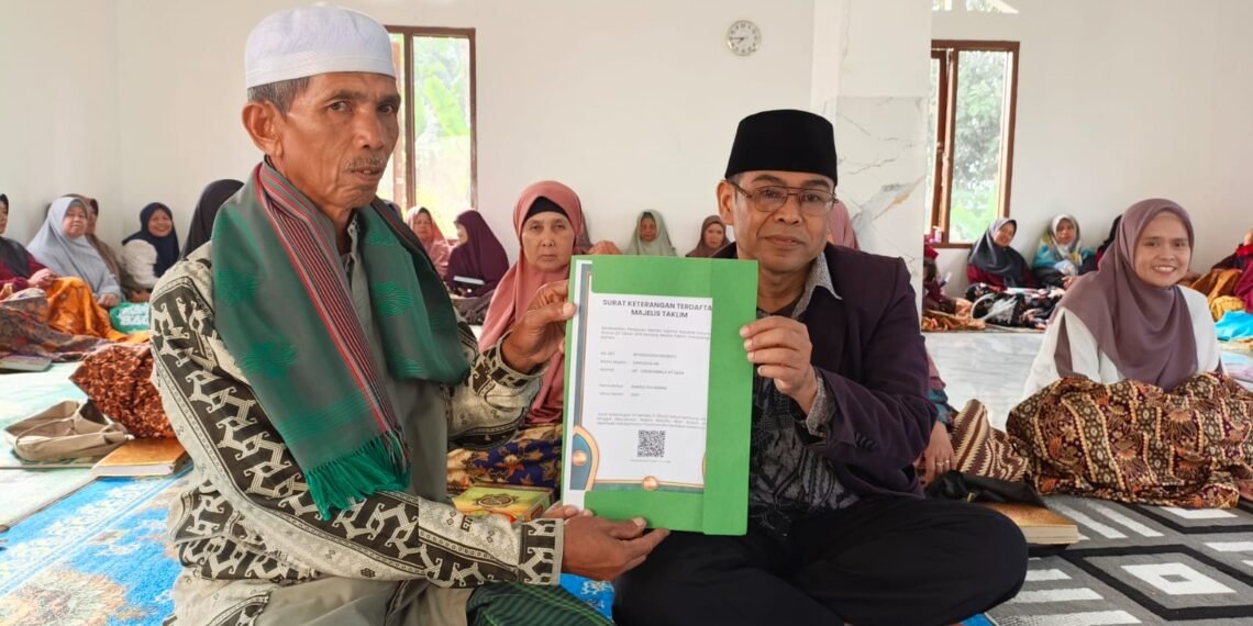 Penyuluh KUA Kabandungan Serahkan SKT kepada Majelis Taklim Darussalam