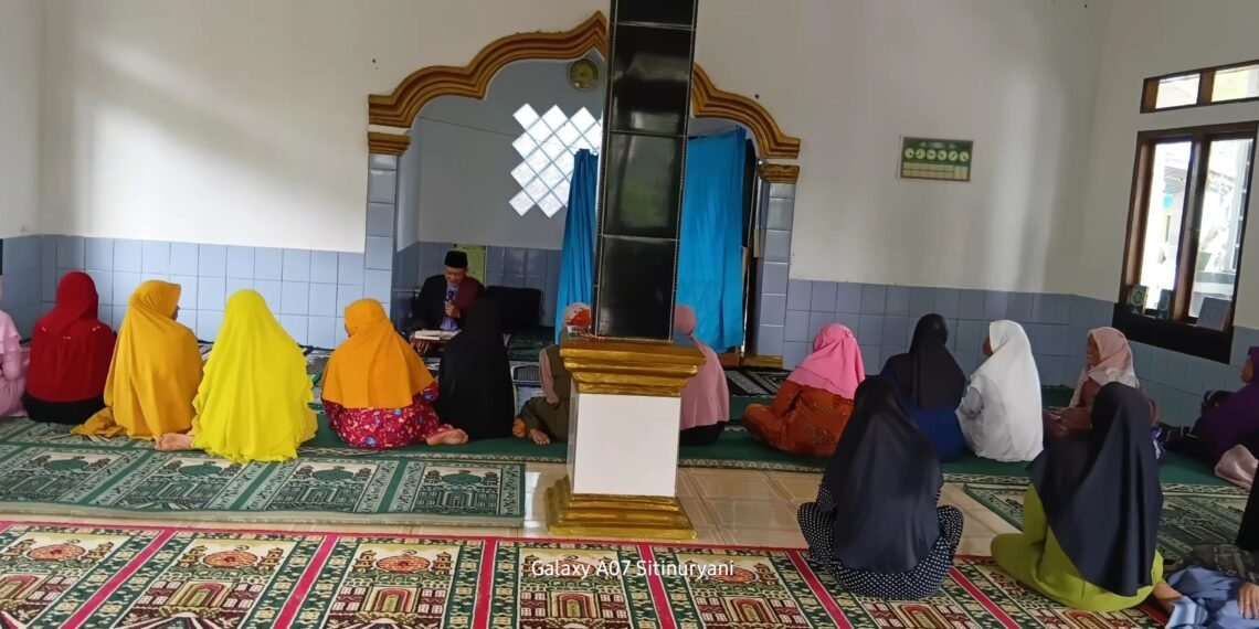 Perkuat Kecintaan kepada Rasulullah, Penyuluh KUA Lengkong Ajak Jemaah Perbanyak Selawat