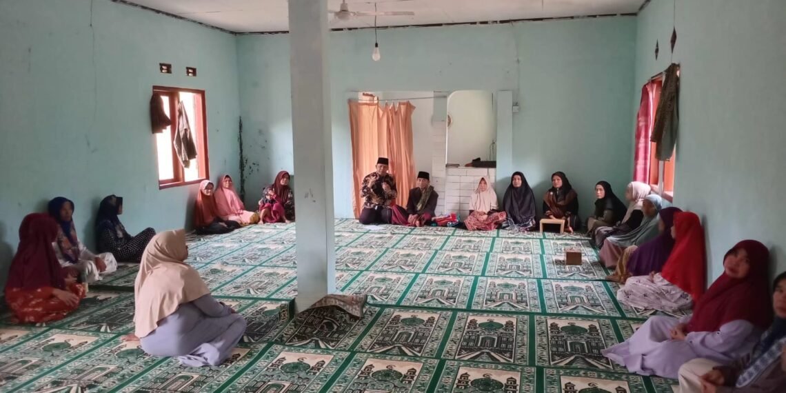 Tanamkan Sikap Syukur, Penyuluh Agama KUA Waluran Bimbing Jemaah Majelis Taklim Nurul Huda