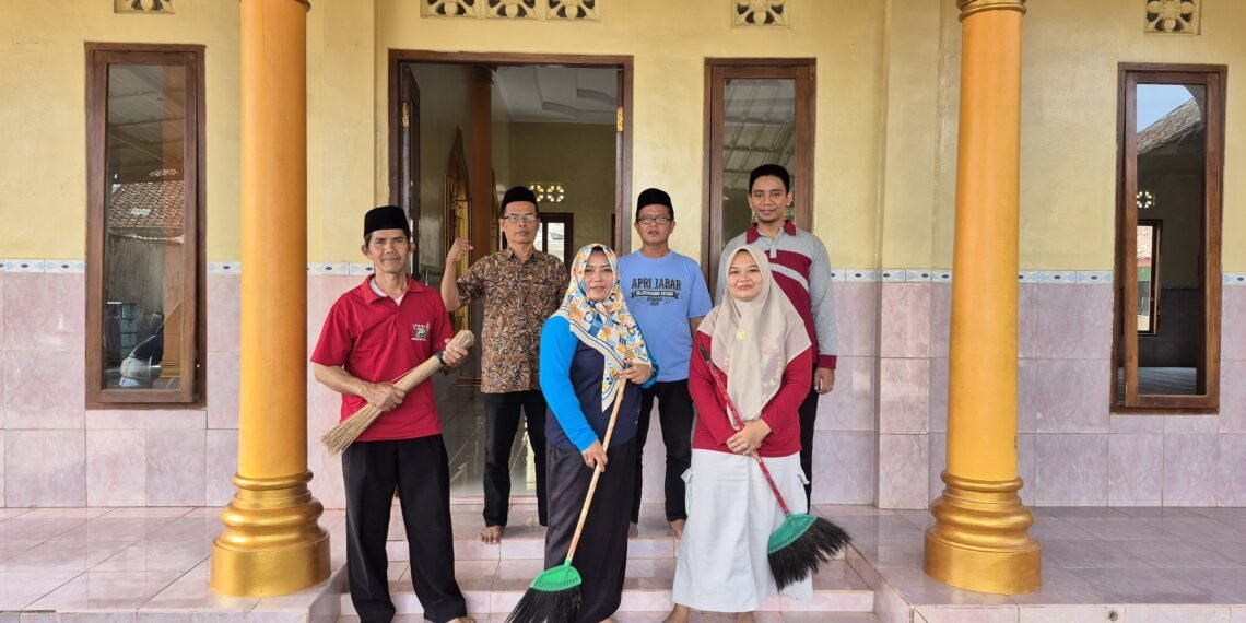 KUA Cibitung Gelar Gerakan Bersih Masjid di Banyumurni