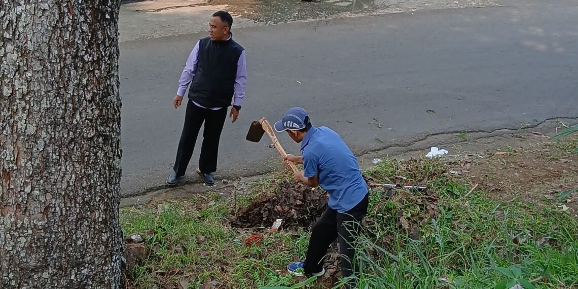 Perkuat Kebersihan dan Kebersamaan, KUA Kadudampit Gelar Jumat Bersih