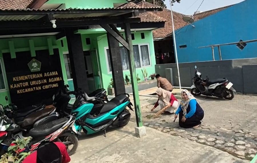 KUA Cibitung Siapkan Media ASRI dengan Menanam Pohon Buah dan Tanaman Bunga