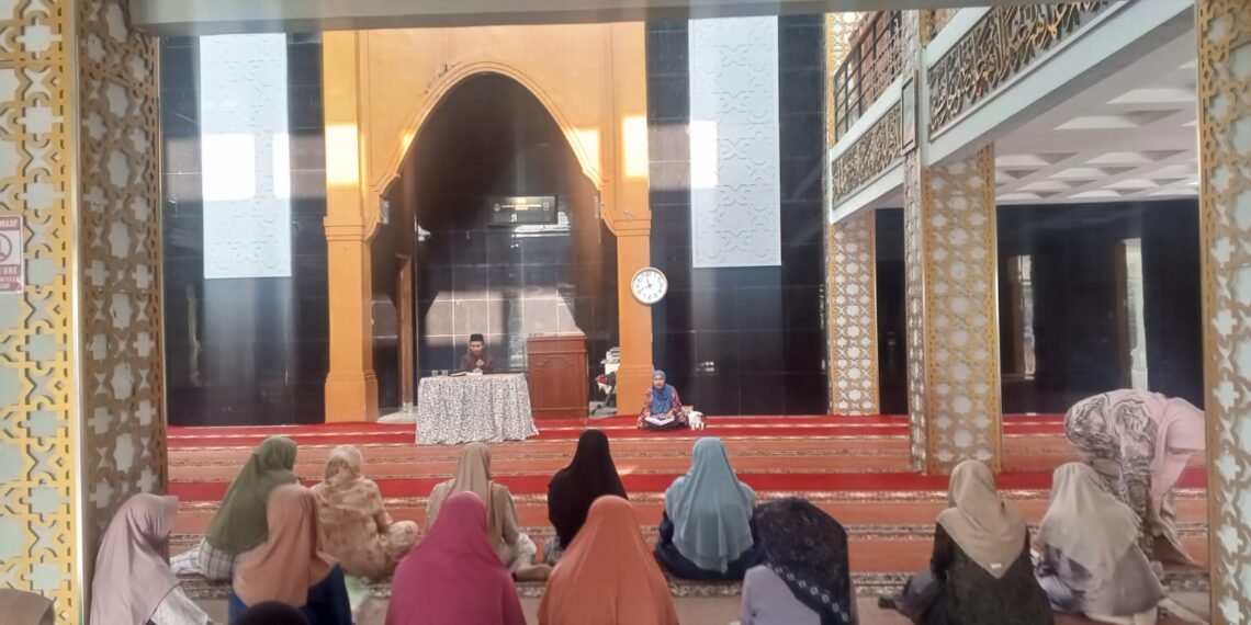 Perkuat Ketahanan Keluarga, Kepala KUA Sukalarang Bahas Fikih Munakahat di Masjid Al-Jabbar