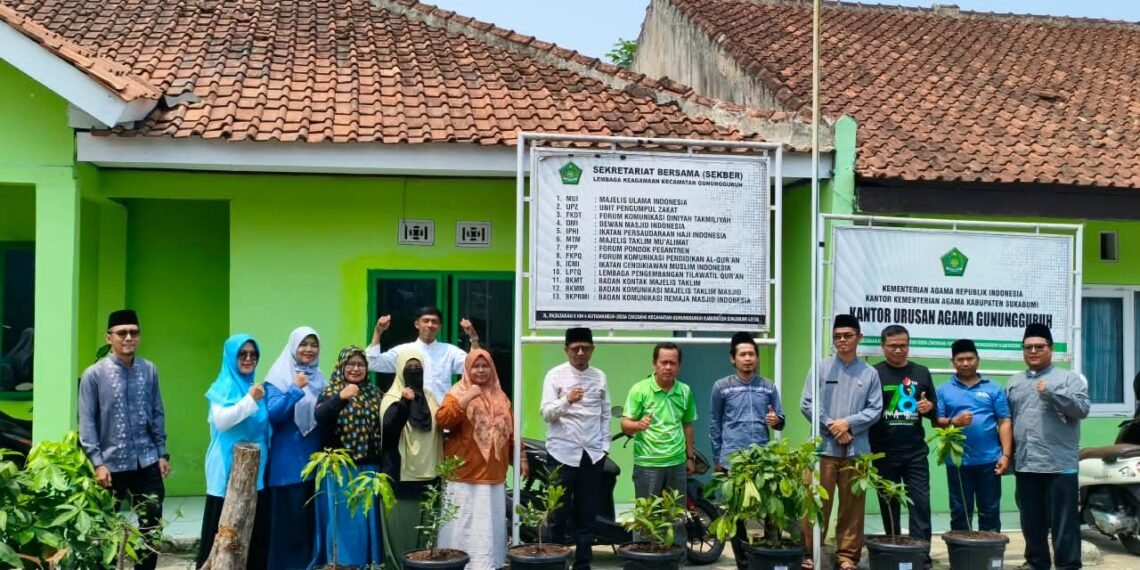 KUA Gunungguruh Galakkan SAWAHON melalui Gerakan Satu Pegawai Satu Pohon