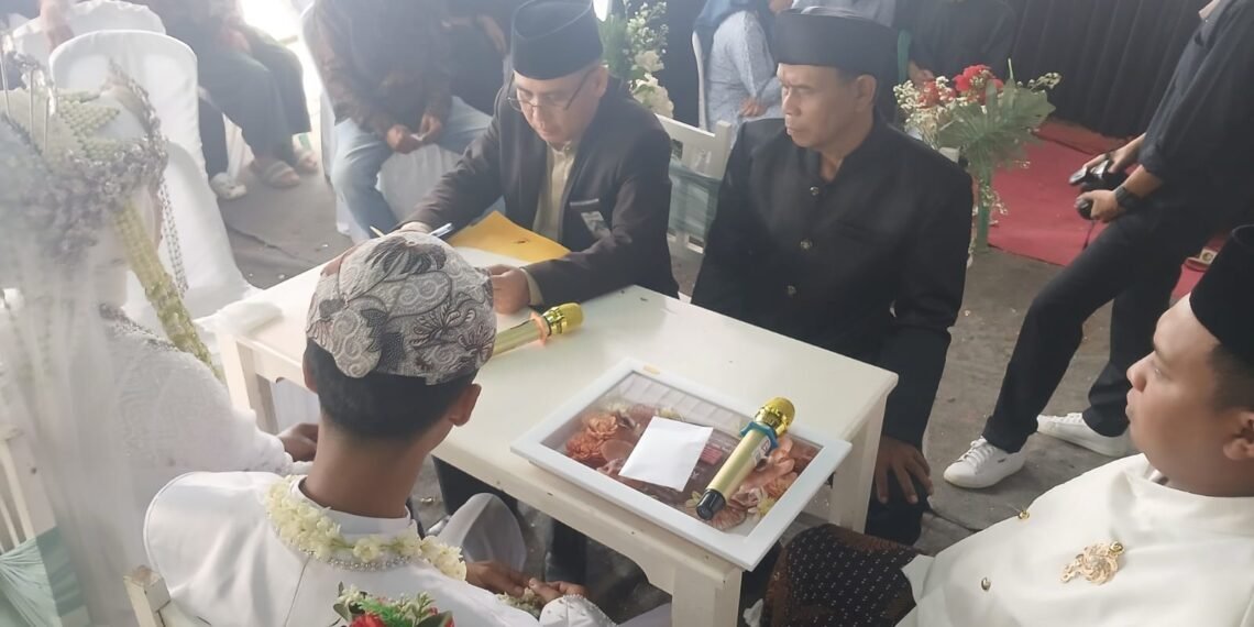 Penghulu KUA Cikidang Layani Akad Nikah di Desa Gunung Malang