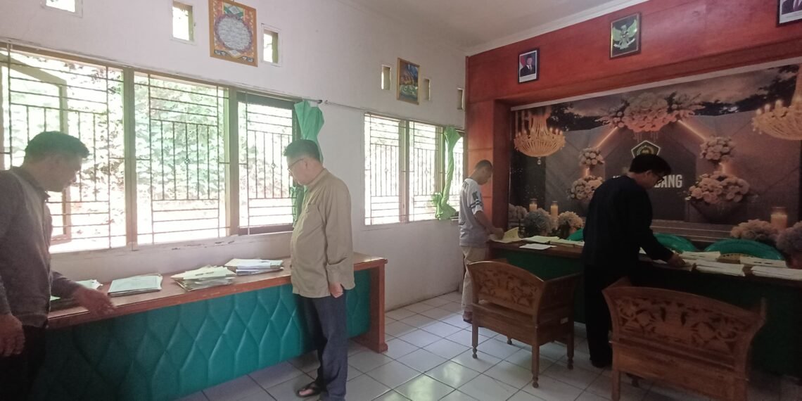Pegawai KUA Cikidang Laksanakan Penataan Arsip untuk Meningkatkan Ketertiban dan Kualitas Administrasi Perkantoran