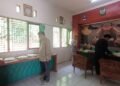 Pegawai KUA Cikidang Laksanakan Penataan Arsip untuk Meningkatkan Ketertiban dan Kualitas Administrasi Perkantoran