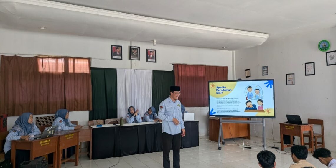 Cegah Pernikahan Dini, Penghulu KUA Cicantayan Edukasi Pelajar tentang Usia Ideal Menikah