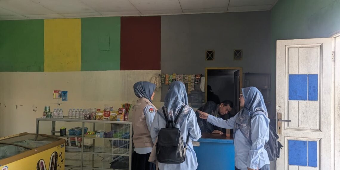 Dorong Kepatuhan Sertifikasi Halal, Penyuluh KUA Cicantayan Edukasi Pengelola Kantin SMKS Cimahi