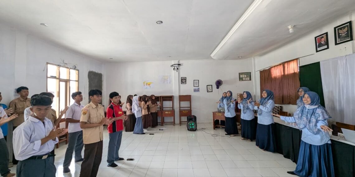 Tepuk RQQ Jadi Media Pembelajaran, Penghulu KUA Cicantayan Ajak Pelajar Cintai Al-Qur’an