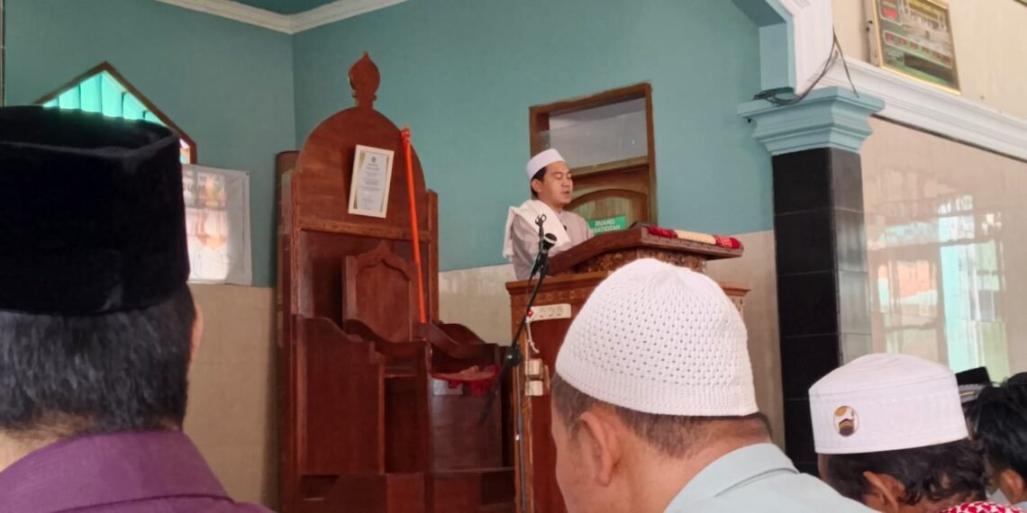 Khutbah Jumat di Masjid Wihdatul Ummah, Kepala KUA Ciambar Ingatkan Bahaya Judi Online