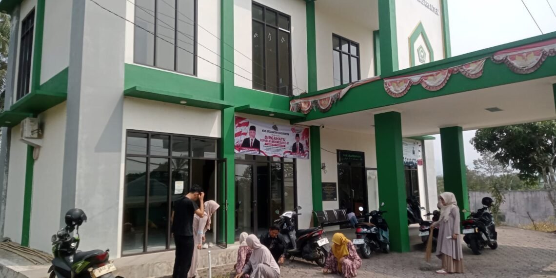 Wujudkan KUA Asri, Keluarga Besar KUA Sagaranten Gotong Royong Bersihkan Kantor