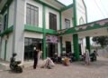 Wujudkan KUA Asri, Keluarga Besar KUA Sagaranten Gotong Royong Bersihkan Kantor