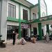 Wujudkan KUA Asri, Keluarga Besar KUA Sagaranten Gotong Royong Bersihkan Kantor
