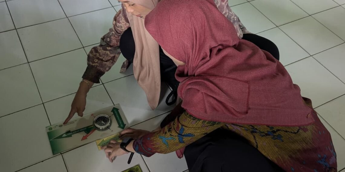 Penyuluh KUA Cicantayan Lakukan Kalibrasi Arah Kiblat di Rumah Warga