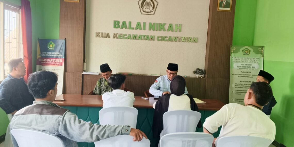 Kepala KUA Cicantayan Berikan Bimbingan Perkawinan kepada Pasangan Pengantin