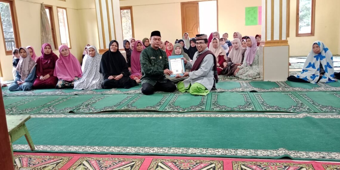 KUA Kabandungan Serahkan SKT dan Laksanakan BIMLUH di Majelis Taklim Raudhatul Karimul Huda