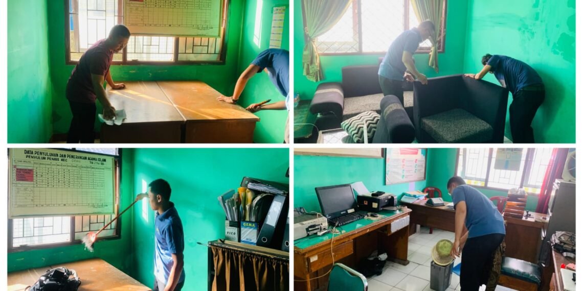 KUA Cidahu Gelar Jumat Bersih Gemah Asri, Wujudkan Lingkungan Kantor yang Nyaman
