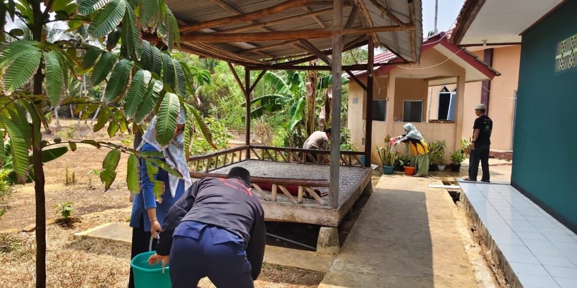 GEMAH ASRI, KUA Ciracap Perkuat Kebersihan Lingkungan Kerja melalui SP-SPOT dan SAWAHON