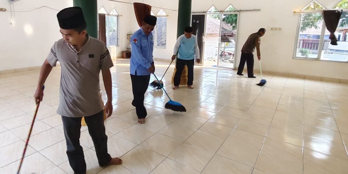 KUA Ciracap Laksanakan GEBER MAS, Perkuat Kepedulian terhadap Kebersihan Rumah Ibadah