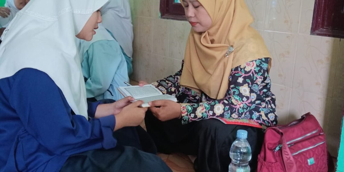 Penyuluh KUA Cisolok Jadi Relawan Guru Ngaji, Dampingi Siswa SMPN 1 Cisolok Berantas Buta Huruf Al-Qur’an