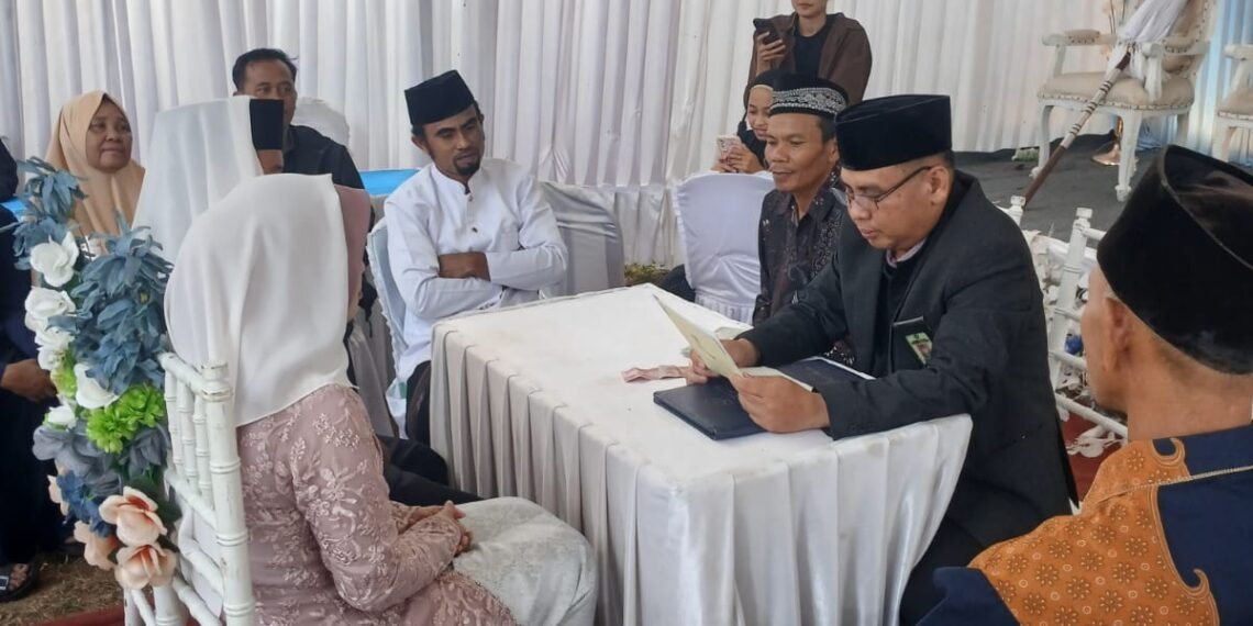 Hadir Layani Masyarakat, Penghulu KUA Cikidang Pimpin Akad Nikah di Mekarnangka