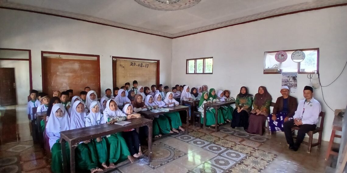 Tingkatkan Kemampuan Baca Tulis Al-Qur’an, Penyuluh KUA Purabaya Bimbing Siswa MDTU Fathul Aula