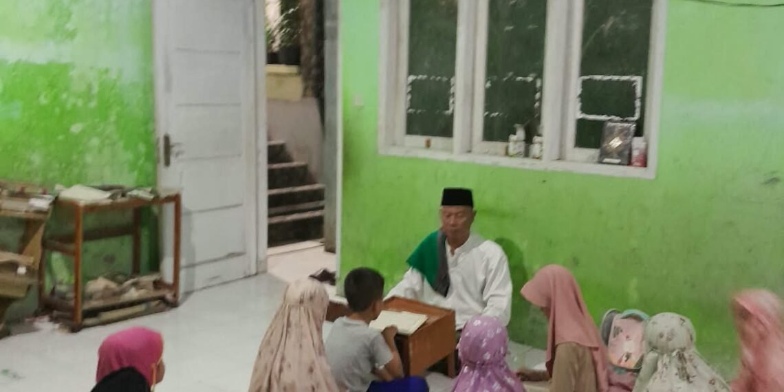 Perkuat Kemampuan Baca Tulis Al-Qur’an, Penyuluh KUA Cisolok Dampingi Santri Majelis Taklim Kobong Attaqwa