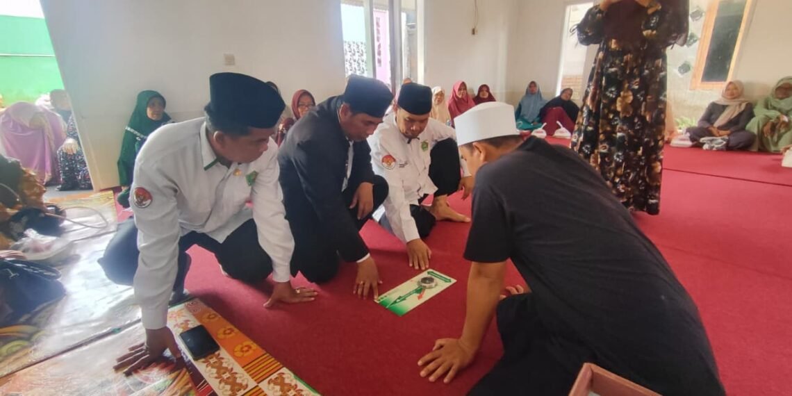 Penyuluh KUA Cikakak Lakukan Kalibrasi Arah Kiblat di Majelis Taklim Nurul Khoir