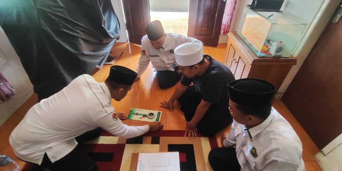 Dekatkan Layanan kepada Masyarakat, Penyuluh KUA Cikakak Kalibrasi Arah Kiblat Rumah Warga