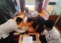 Dekatkan Layanan kepada Masyarakat, Penyuluh KUA Cikakak Kalibrasi Arah Kiblat Rumah Warga