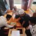 Dekatkan Layanan kepada Masyarakat, Penyuluh KUA Cikakak Kalibrasi Arah Kiblat Rumah Warga