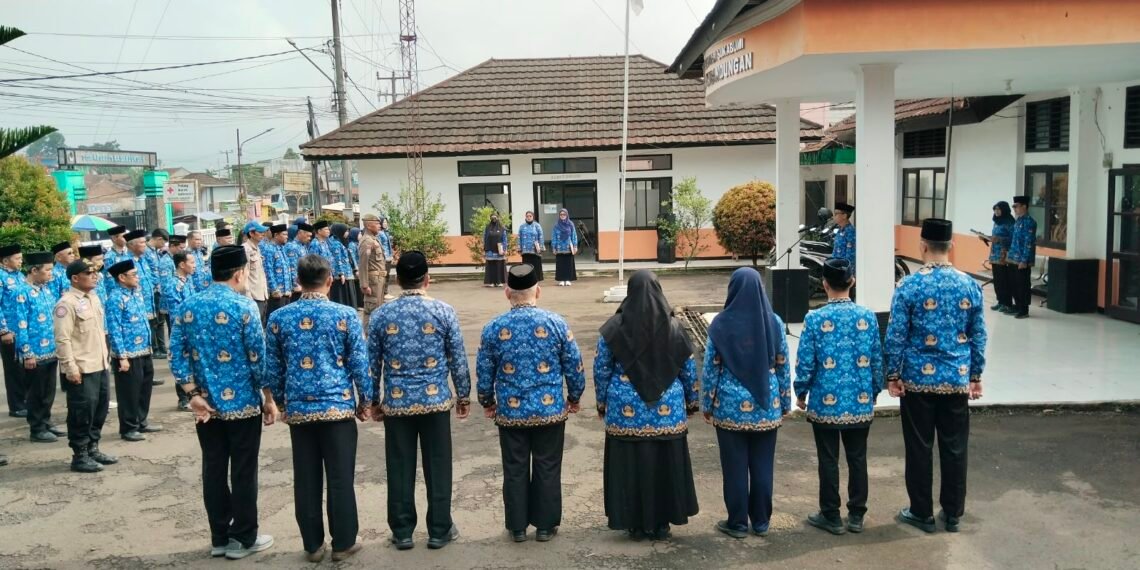 Perkuat Koordinasi Lintas Sektoral, Kepala KUA Kabandungan Pimpin Apel Gabungan KORPRI