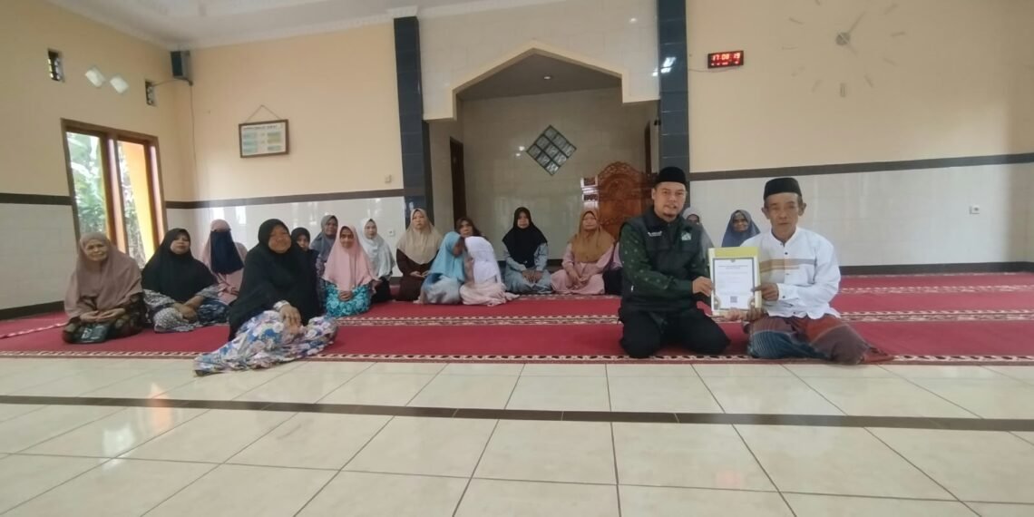 Bimluh di Majelis Taklim Al-Rohman, Penyuluh KUA Kabandungan Serahkan SKT