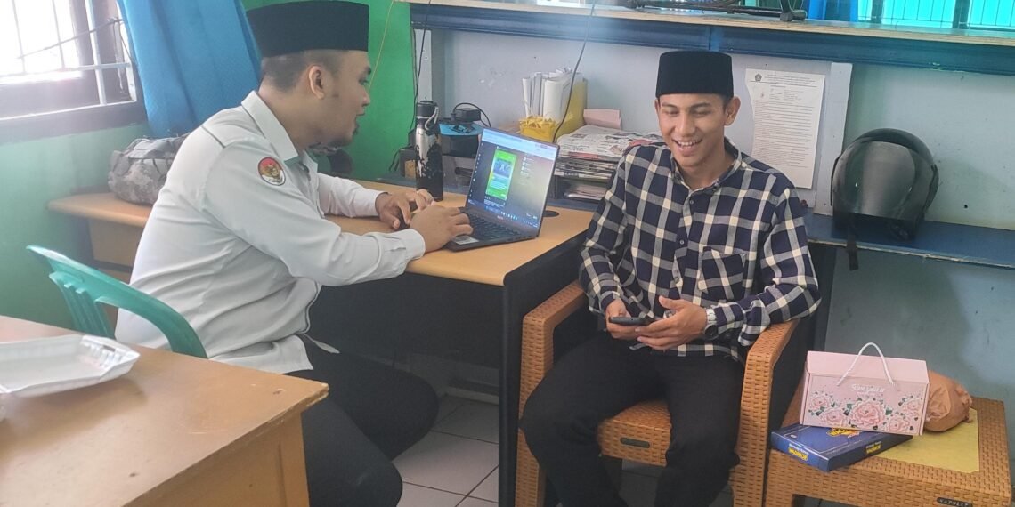 Penyuluh KUA Cikakak Berikan Informasi Keagamaan dan Pembangunan kepada Warga